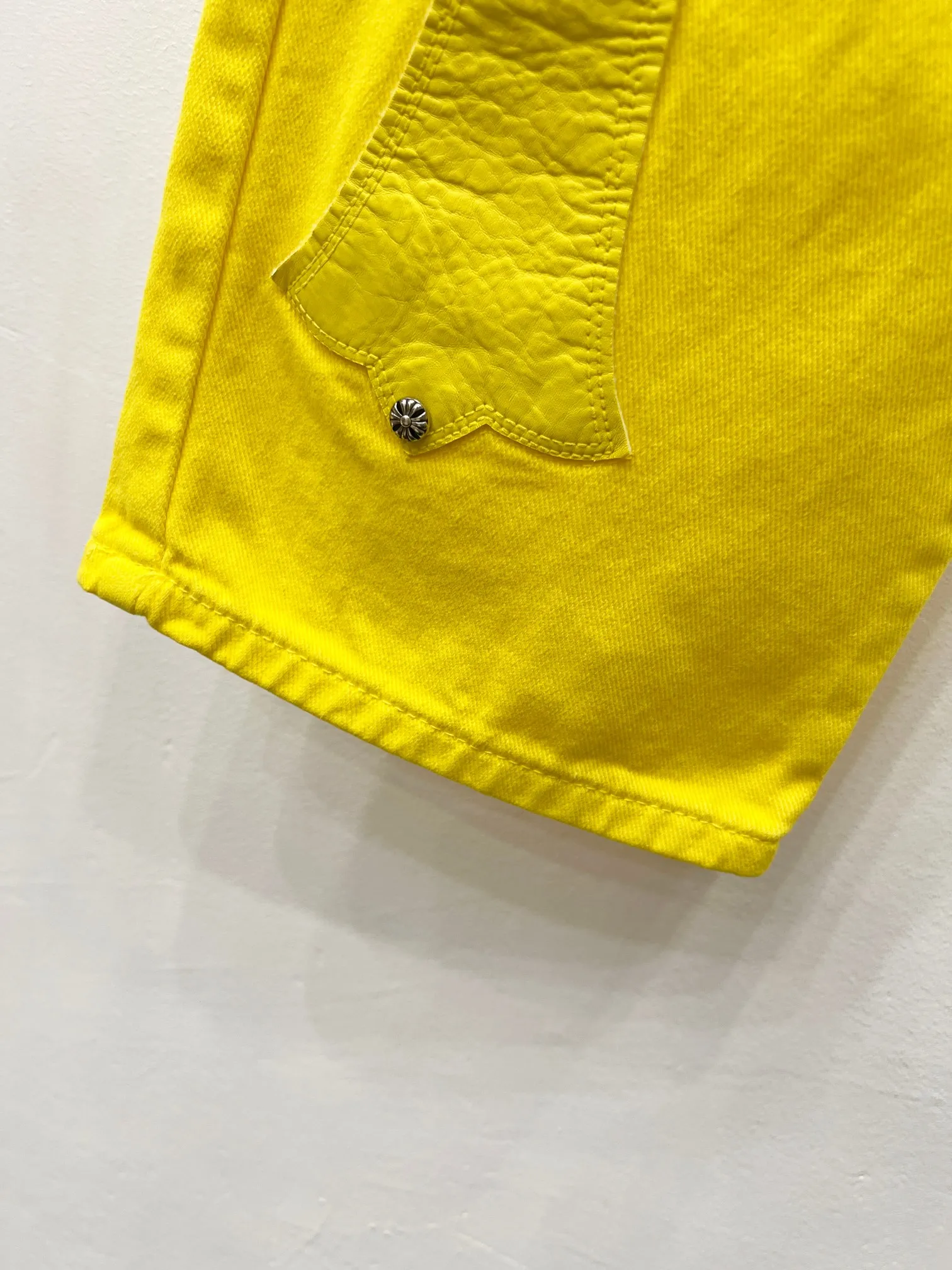 P290 style number: (r004) Chrome Hearts CH Chrome Hearts, the same jeans worn by Fan Bingbing’s brother Fan Chengcheng, exudes unruly personality and unique charm. Every wear and tear is carefully designed to present a unique artistic feel. Made of imported denim fabric, which has undergone heavy industrial washing and destruction treatment, the trousers show a super cool effect on the upper body, allowing you to dominate the fashion stage.  This is more than just a pair of jeans, it is an expression of attitude. With its unique design concept and ultimate pursuit of details, Croxin breaks traditional boundaries and defines the jeans trend in the new era. The trousers are made of double-layer woven fabric and matched with customized hardware, showing an incomparably beautiful and unique style, making every wearer the focus of fashion. Imported denim fabric, super heavy-duty washed and damaged, the upper body is super cool! Customized hardware, incomparably good-looking style. The production process is difficult. It has a high-street feel. Color: lemon yellow Size: S M L XL